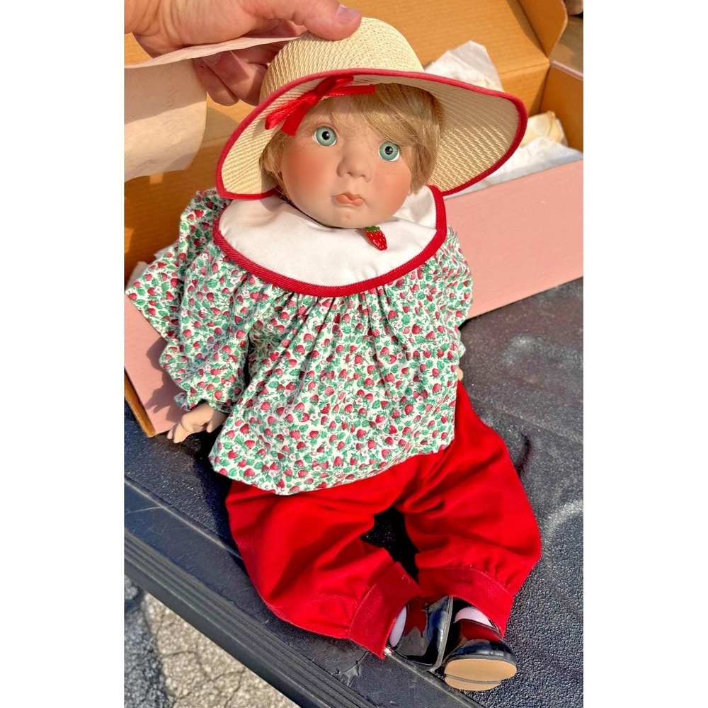 Lee Middleton "Echo" Doll Blonde Girl w/ Hat & Strawberry Outfit 1993 COA & Box